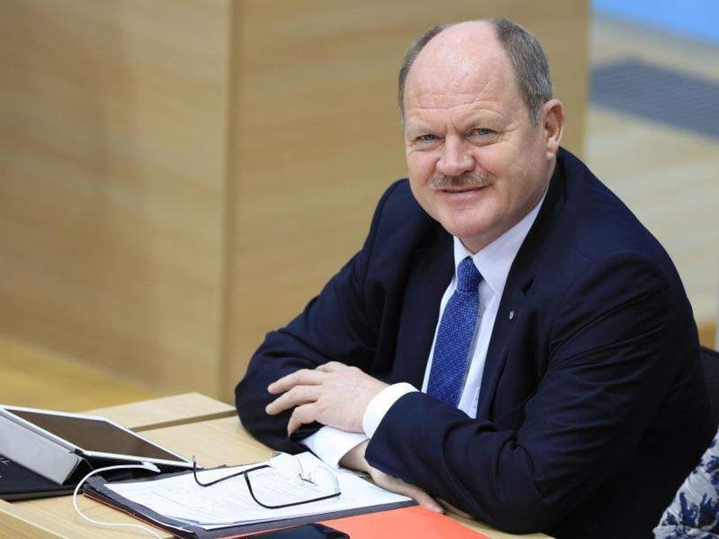 Verkehrsminister Thomas Webel (CDU) sitzt im Plenarsaal in Magdeburg (Sachsen-Anhalt). Foto: Peter Gercke/Archiv