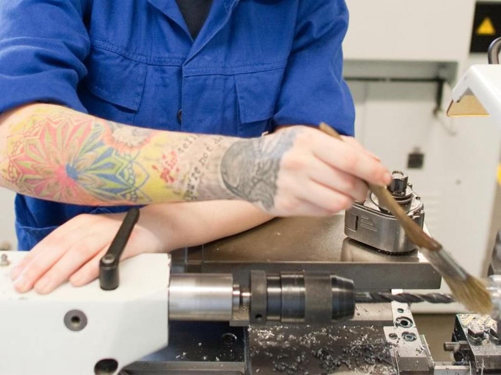 Das lernt die angehende Industriemechanikerin Anastasia Duckert. Hier arbeitet sie an einer Drehmaschine. Foto: Klaus-Dietmar Gabbert