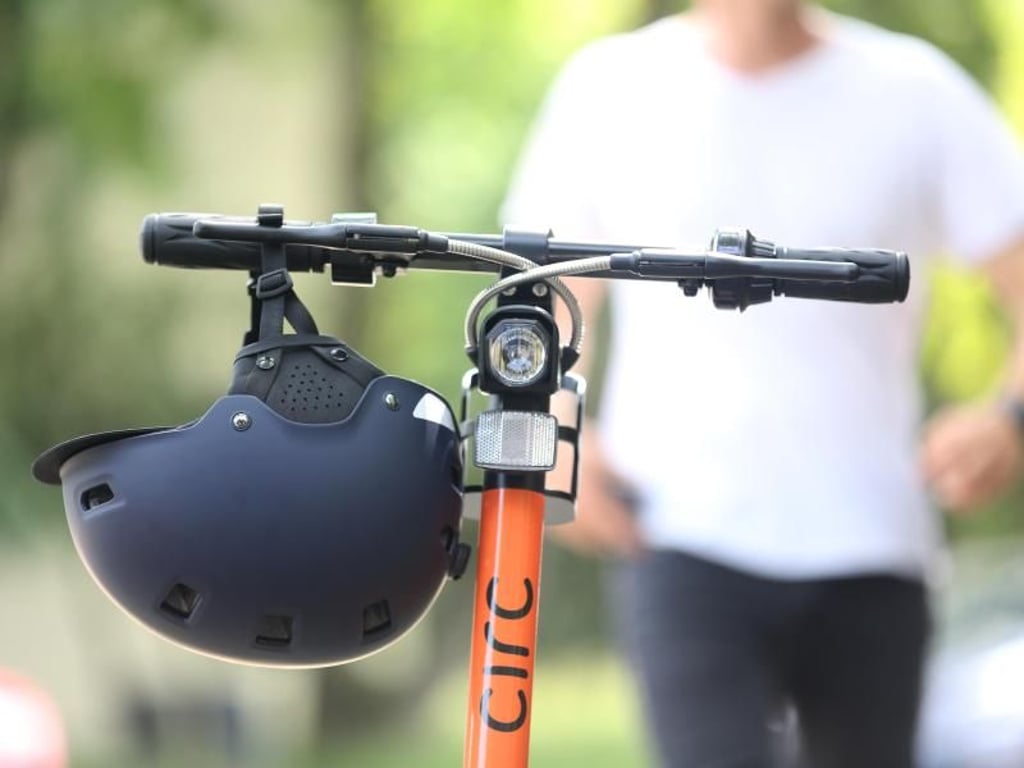 Besser mit Helm: Ein E-Scooter von Circ steht fahrbereit auf einer Straße in Berlin. Foto: Roland Weihrauch