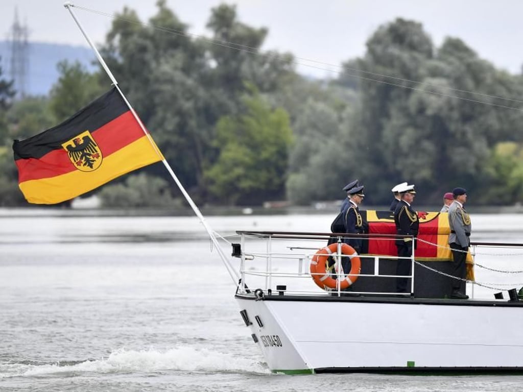 Der Sarg Helmut Kohls wird auf dem Rhein von Reffenthal nach Speyer gebracht. Foto: Uwe Anspach