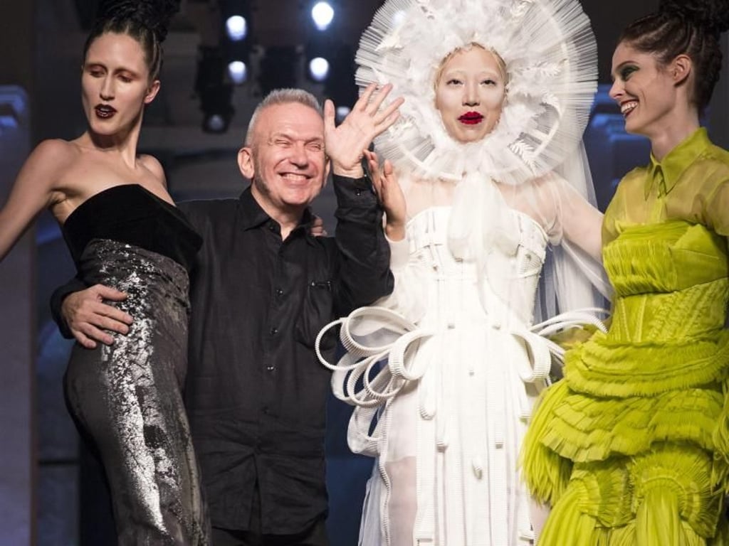 Immer ein bisschen schrill: Jean Paul Gaultier mit den Models Anna Cleveland (l-r), Soo-Joo Park und Coco Rocha. Foto: Etienne Laurent