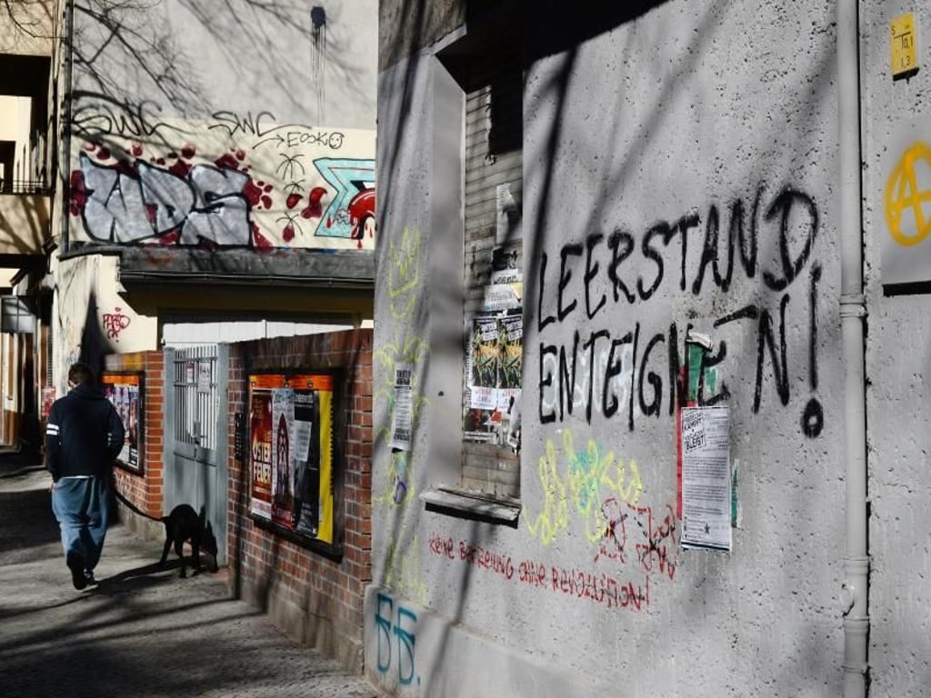 "Leerstand enteignen!" steht in Berlin Neukölln an einer Häuserwand. Gentrifizierungsgegner haben in Berlin aus Protest gegen die prekäre Lage am Wohnungsmarkt mehrere leerstehende Gebäude besetzt. Foto: Jens Kalaene/Symbol