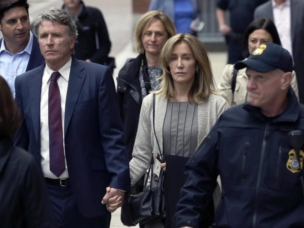 Felicity Huffman verlässt mit ihrem Bruder Moore Huffman Jr. (l) das Bundesgericht in Boston. Foto: Steven Senne/AP