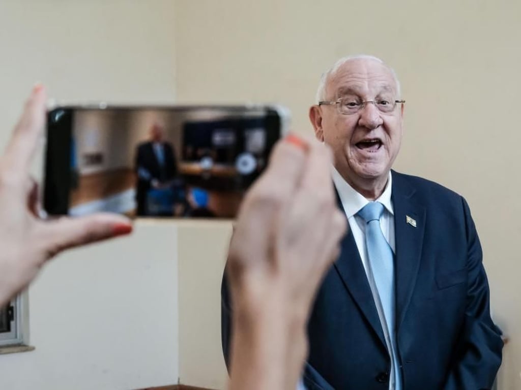 Eine Frau fotografiert Reuven Rivlin bei der Stimmabgabe mit dem Handy. Der Staatspräsident Präsident bestimmt nach der Wahl, wer den Auftrag zur Regierungsbildung erhält. Foto: Nir Alon/ZUMA Wire