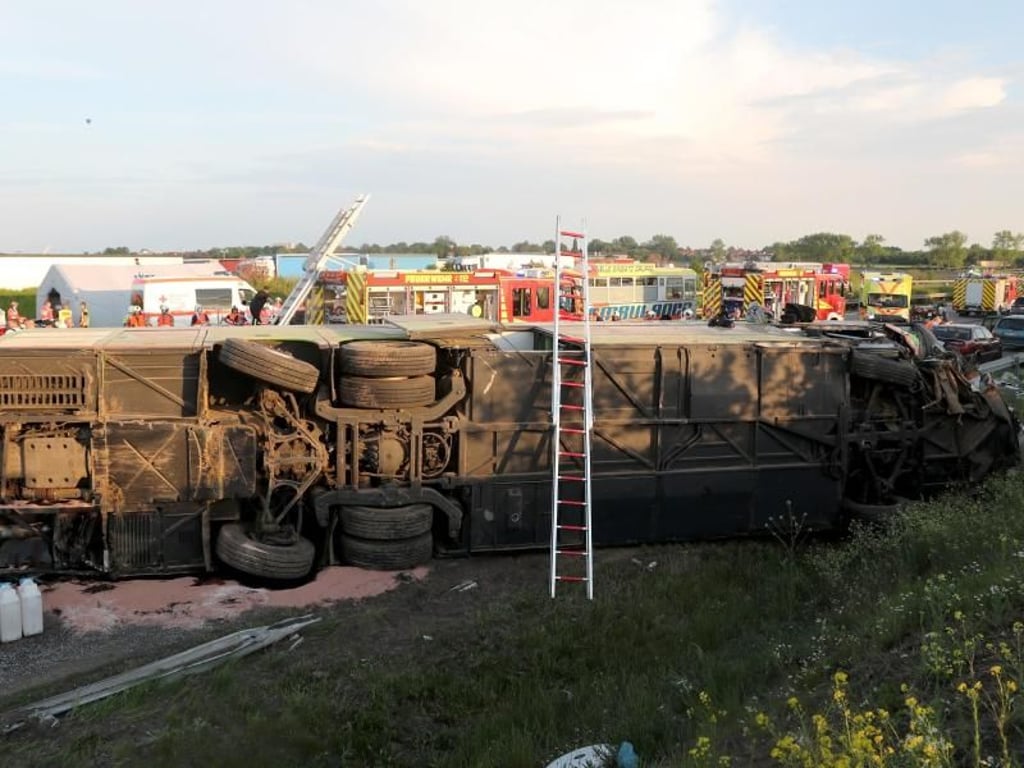 Der Bus überschlug sich zwischen den Anschlussstellen Leipzig-West und Bad Dürrenberg. Foto: Jan Woitas