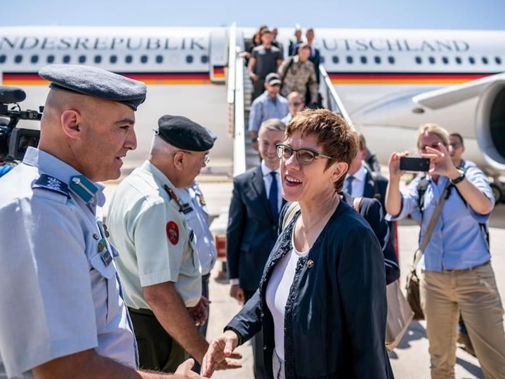 Verteidigungsministerin Kramp-Karrenbauer wird am Flughafen von Amman von jordanischen Militärs begrüßt. Foto: Michael Kappeler