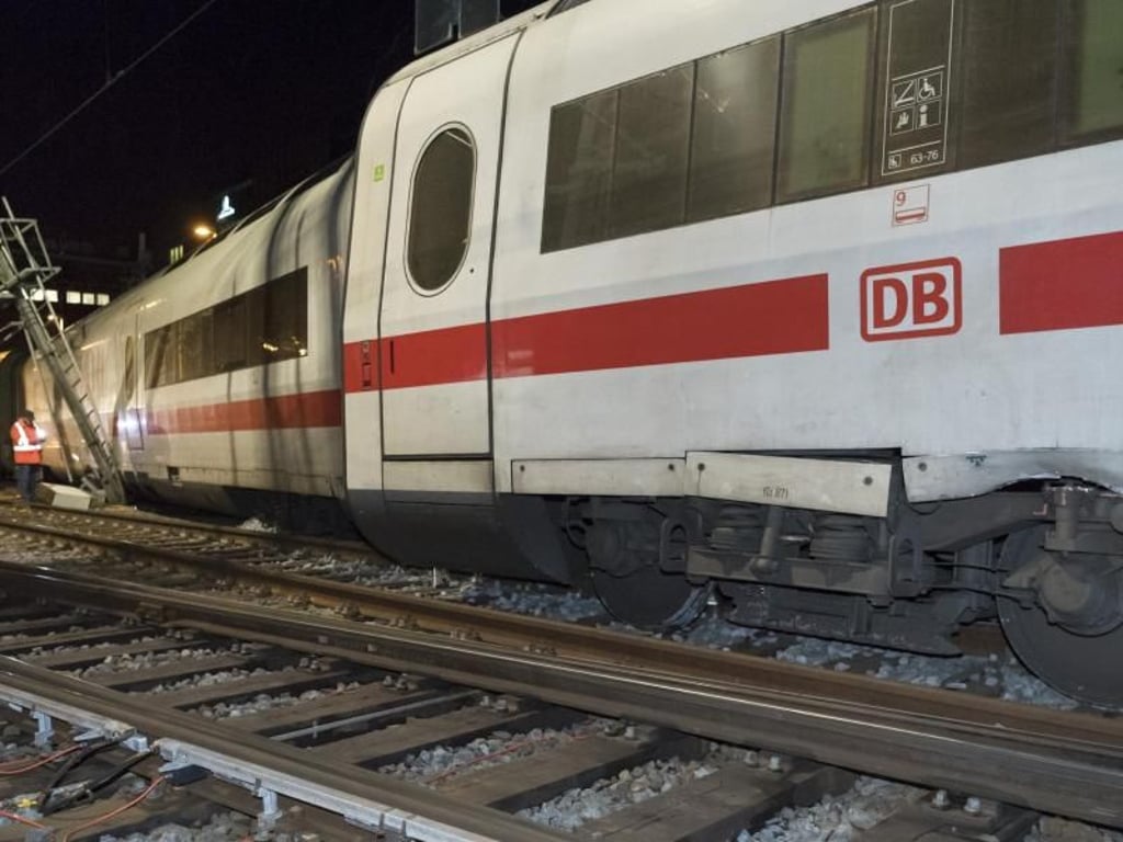 Die etwa 500 Passagiere an Bord konnten den Zug durch die vorderen Wagen verlassen. Foto: Georgios Kefalas