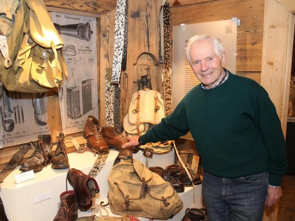 Im Schwarzwälder Skimuseum zeigt Georg Thoma historische Wintersportausrüstung - damit würde sich heute wohl niemand mehr auf die Piste trauen. Foto: Bernd F. Meier