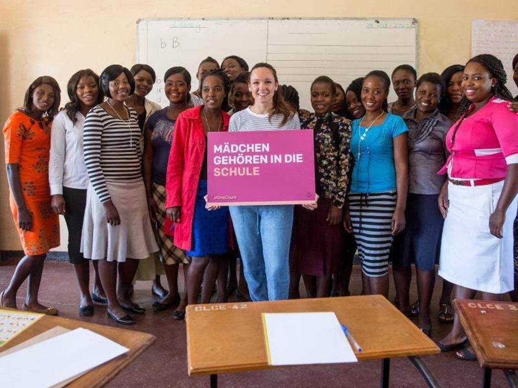 Carolin Kebekus mit Schülern des Charles Lwanga College in Lusaka, Sambia. Foto: Jonx Pillemer/One