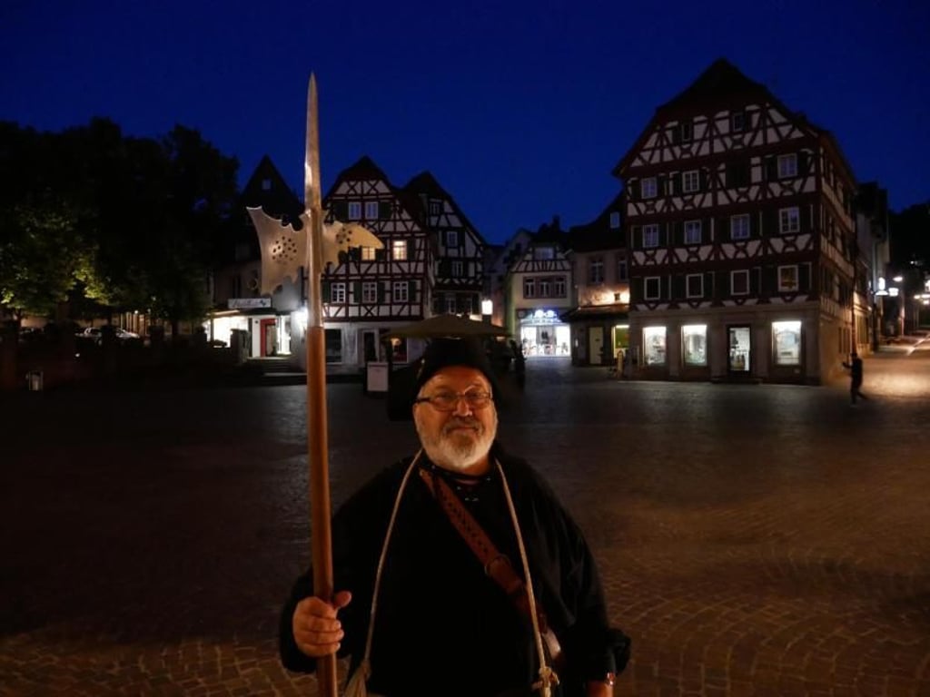 «Hört' ihr Leut und lasst euch sagen, die Uhr hat elf geschlagen.» Wilfried Boch geht in seiner Rolle als Nachtwächter «Alfred» sichtlich auf. Foto: Brigitte Geiselhart