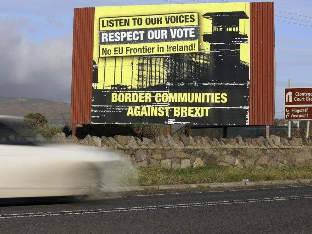 Protest gegen eine mögliche EU-Außengrenze im nordirischen Newry. Foto: Peter Morrison/AP