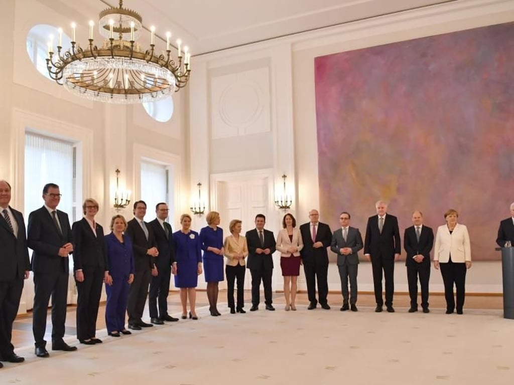 Bei einer Zeremonie im Schloss Bellevue überreichte das Staatsoberhaupt den 15 Ministerinnen und Ministern die Ernennungsurkunden. Foto: Bernd Von Jutrczenka