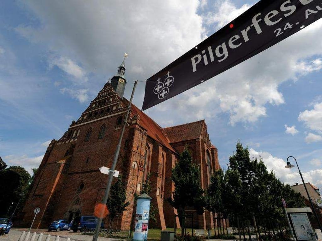Die Wunderblutkirche St. Nikolai im Zentrum von Bad Wilsnack. Foto: Bernd Settnik/Archiv