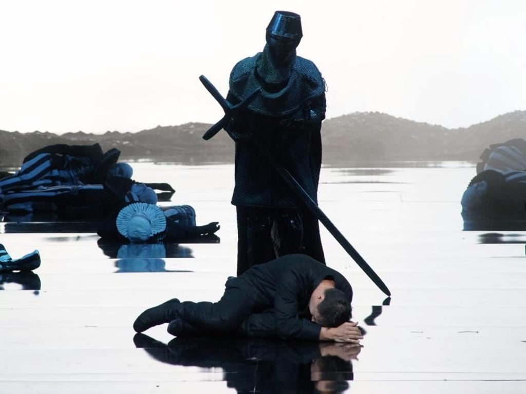 Hamlet (Pavel ?ernoch) und Hamlets Vater (Gianluca Buratto) als Geist. Foto: Bregenz Festival/Karl Forster