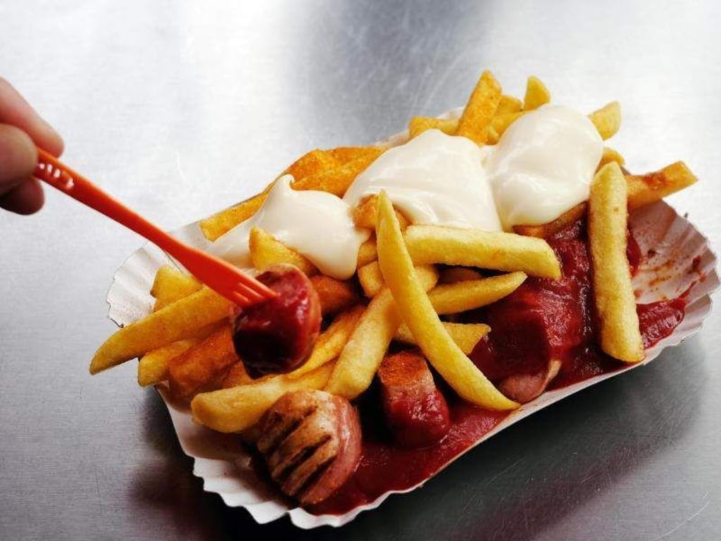 Es könnte sein, dass die Currywurst gar nicht in Berlin erfunden wurde, sondern in einer Schlossküche in Bückeburg. Foto: Jens Kalaene