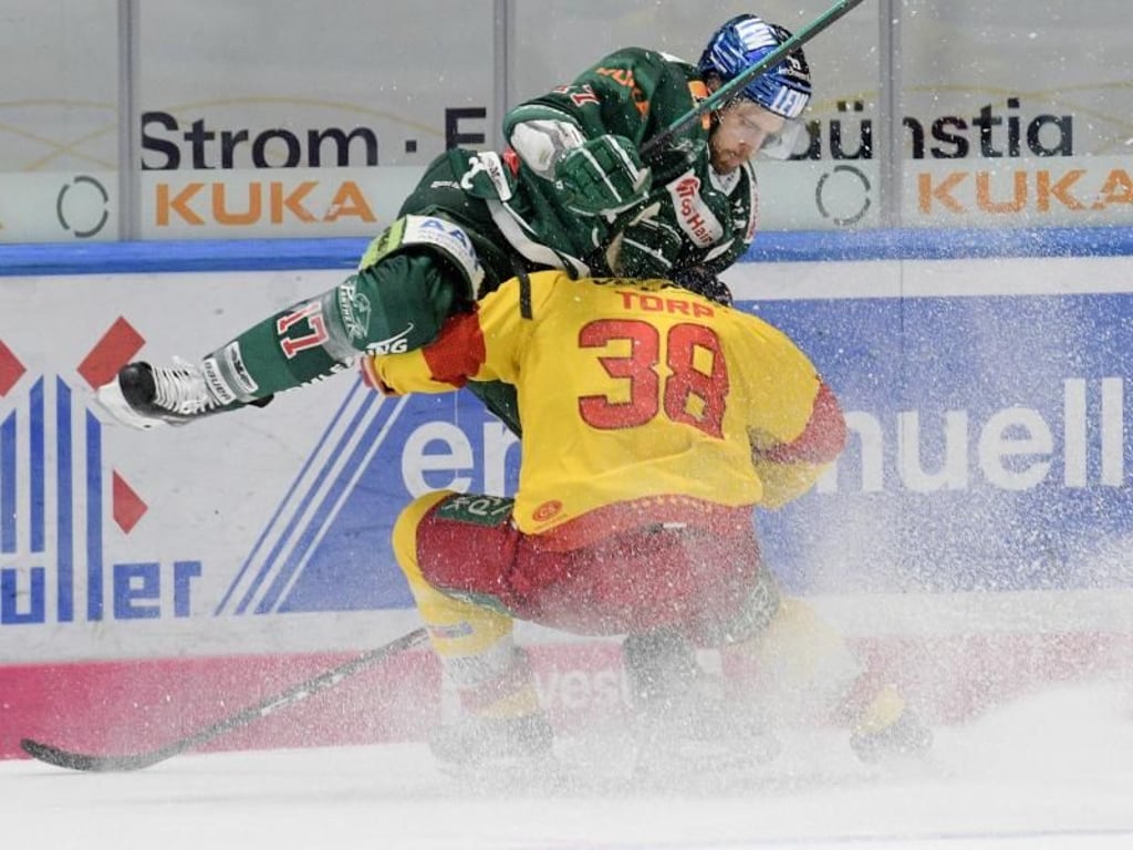 Augsburgs Thomas Holzmann (oben) und Düsseldorfs Nichlas Torp im Zweikampf. Foto: Stefan Puchner