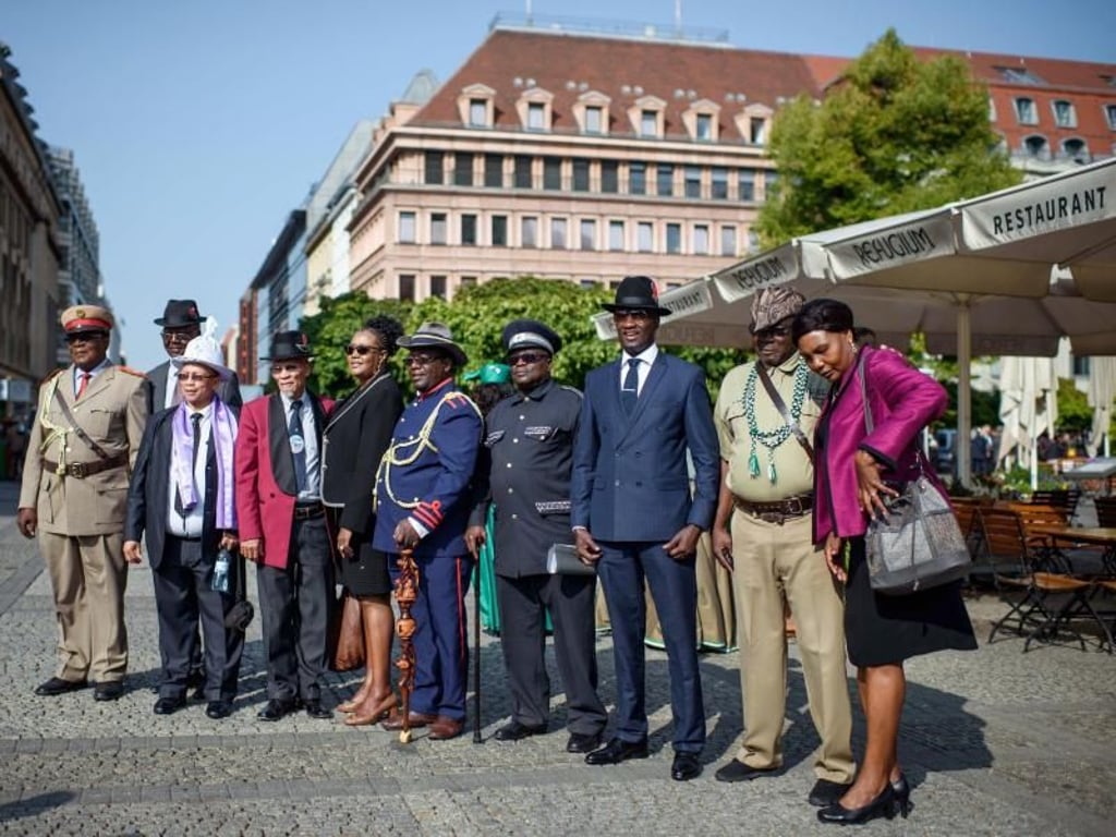 Eine Delegation aus Namibia hat sich für ein Gruppenfoto auf dem Gendarmenmarkt in Berlin aufgestellt. Foto: Gregor Fischer