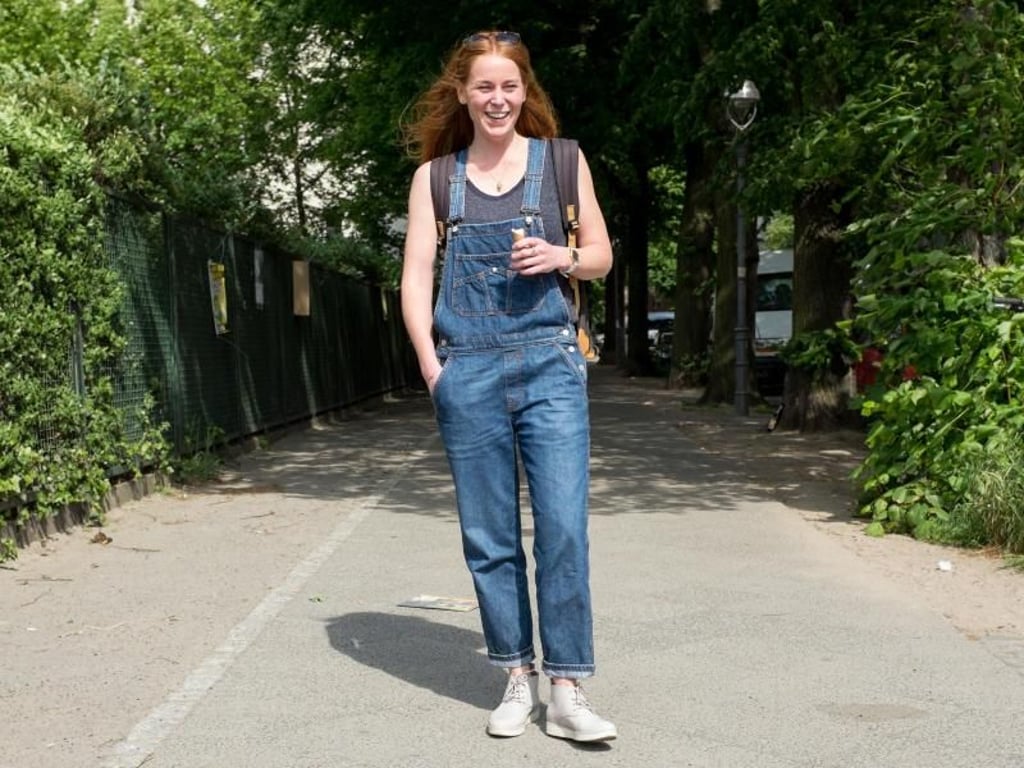 In Berlin sind die Wege weit und die Straßen kaputt: Das weiß auch Chantal und setzt auf flache Schuhe. Sie ist Mediengestalterin und seit sieben Jahren in Berlin. Ursprünglich kommt sie aus Leeuwarden in den Niederlanden. Foto: Inga Kjer
