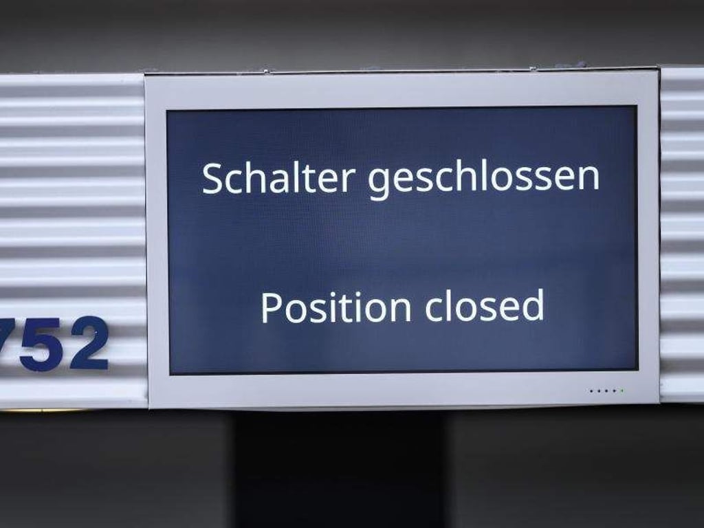 Am Frankfurter Flughafen: «Schalter geschlossen» und «Position closed». Foto: Silas Stein