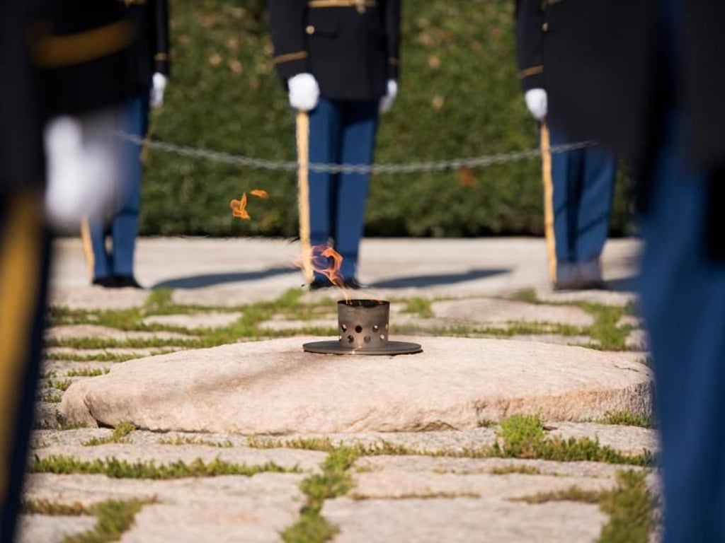 Wallfahrtsstätte auf dem Nationalfriedhof Arlington: Am Grab von John F. Kennedy brennt seit 1963 eine Flamme. Foto: Arlington National Cemetery