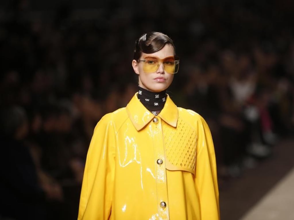 Bei der Fendi-Show gibt es auch ein paar kräftige Akzente. Foto: Antonio Calanni/AP