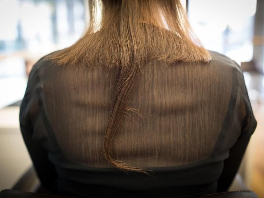 Extensions sind echte Haare, die aufbereitet und an der Kopfhaut befestigt die eigene Frisur verlängern und verdichten. Foto: Christoph Schmidt
