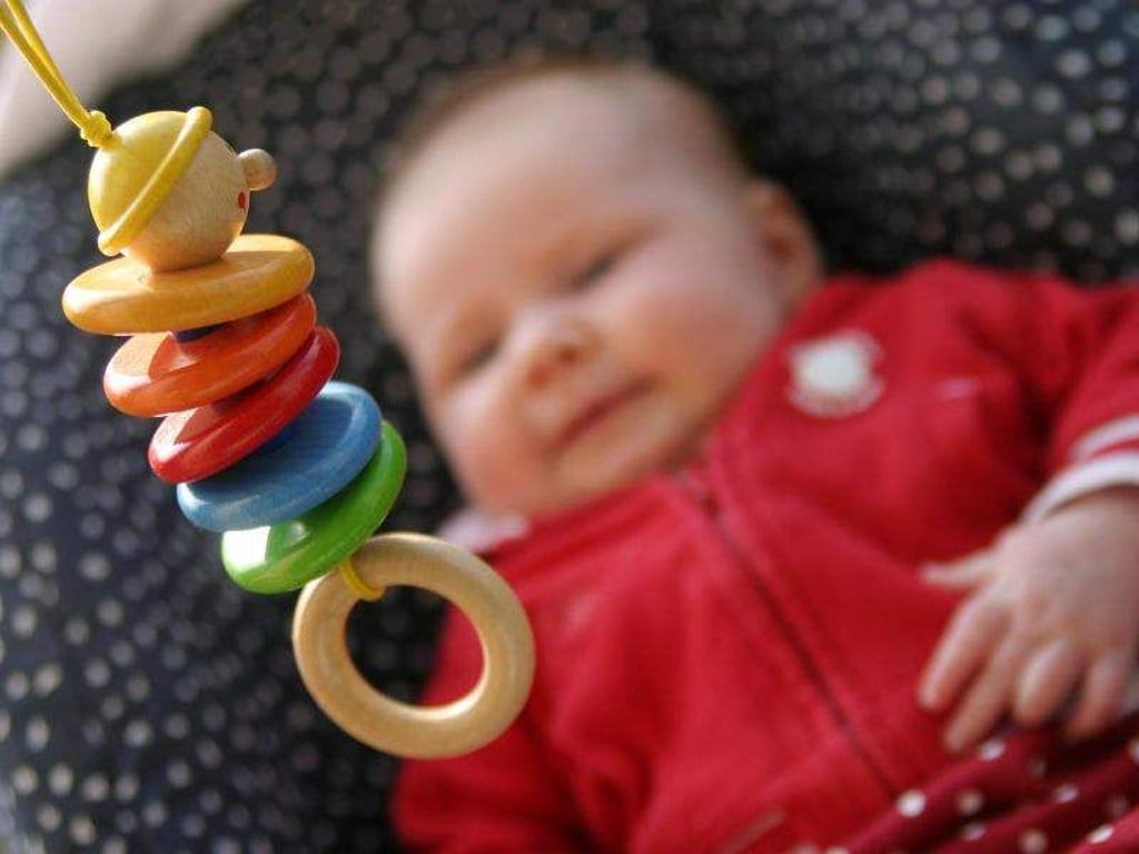 Babys sind von Natur aus neugierig. Haben sie etwas Interessantes entdeckt, sollten man sie nicht stören. Foto: dpa-infocom