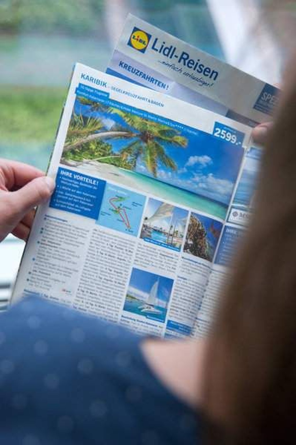 Zum Themendienst-Bericht von Verena Wolff vom 6. August 2015: Die Discounter preisen ihre Reisen meist in bunten Broschüren an, die an den Kassen ausliegen.
(Archivbild vom 29.07.2015/Die Veröffentlichung ist für dpa-Themendienst-Bezieher honorarfrei.) Foto: Andrea Warnecke