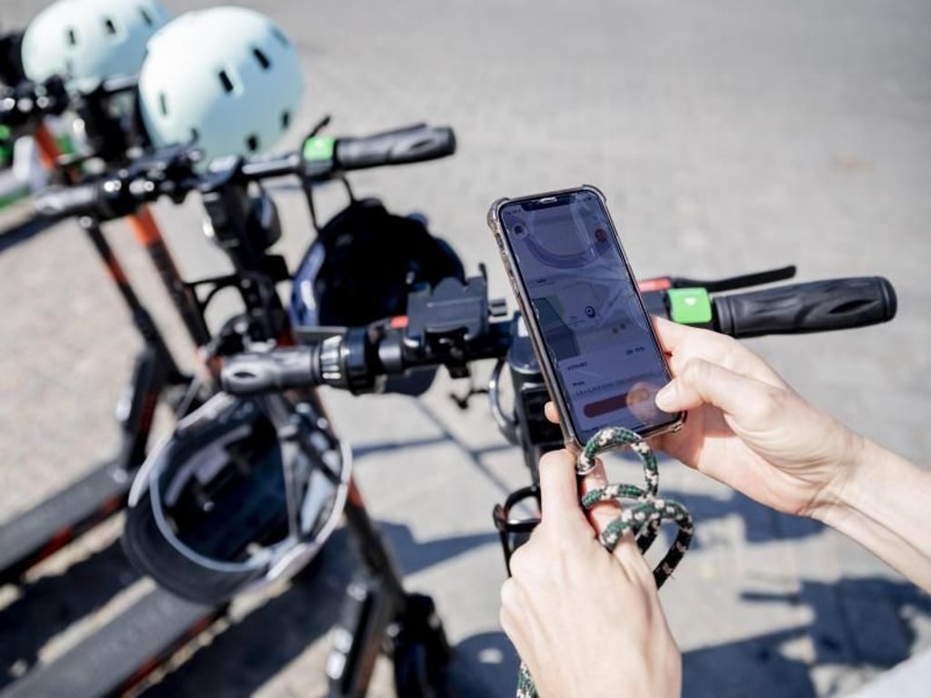 Entsperren per Smartphone: E-Tretroller lassen sich sehr einfach ausleihen. Foto: Christoph Soeder