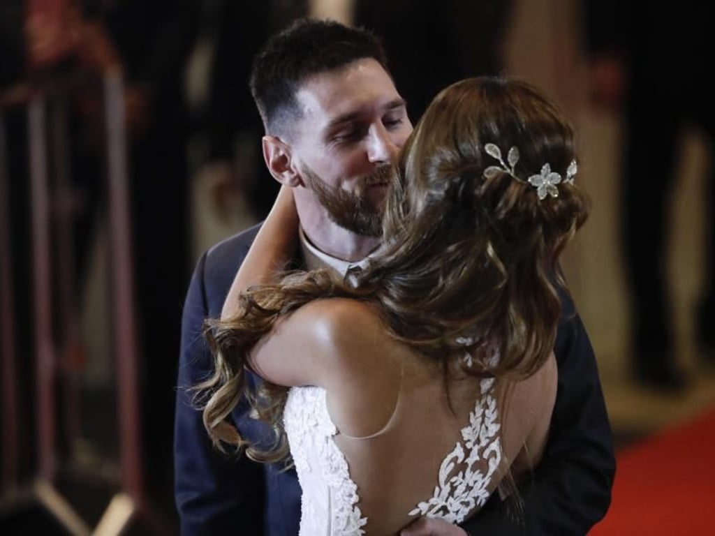 Nach der Trauung der Kuss: Lionel Messi und Antonela Rocuzzo. Foto: Victor R. Caivano