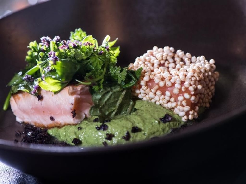 Zu einer Vorspeise aus gebeiztem Saibling, Frankfurter Grüner Sauce mit Kräutersalat und Saibling in Rollgerste (l-r) empfiehlt der Sommelier einen Pinot Cuvée brut Sekt. Foto: Franziska Gabbert