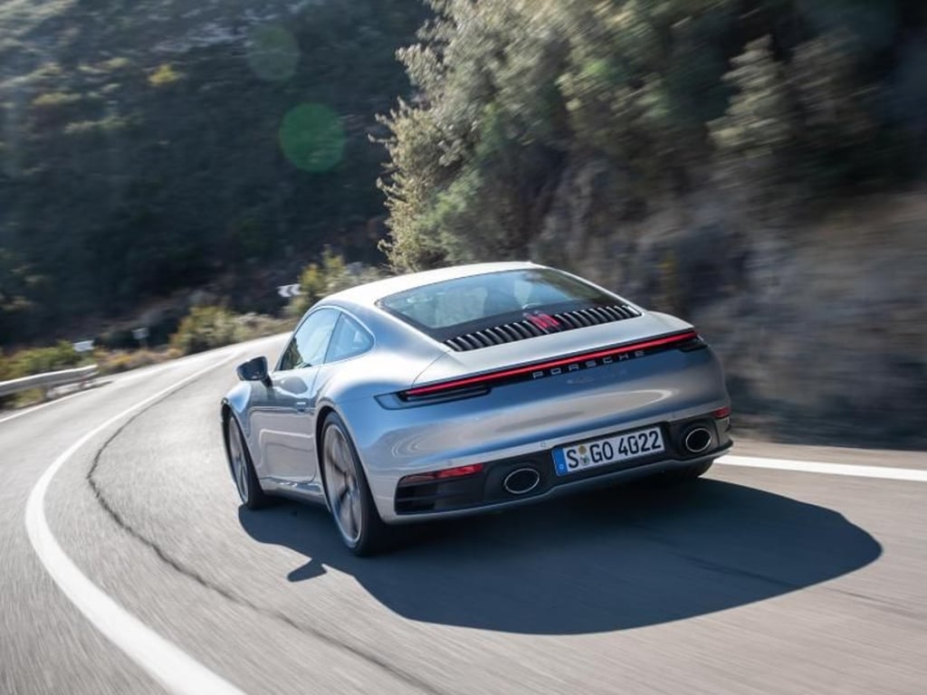 Mit der breiteren Spur und der Mischbereifung bewegt sich der Elfer nun noch griffiger auf dem Asphalt. Foto: Porsche