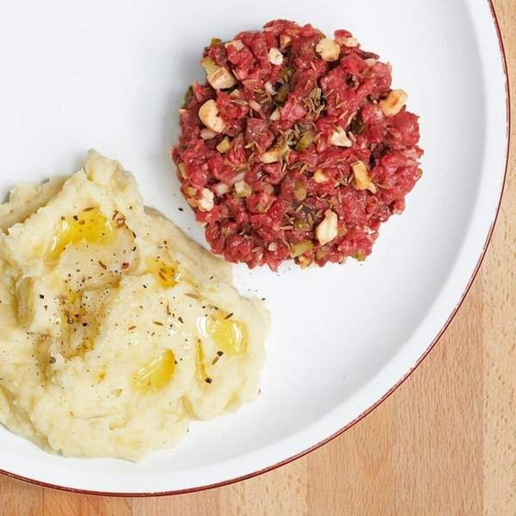 Zum Themendienst-Bericht von Ulrike Geist vom 19. August 2015: Ein Tatar à la «Sch_tis» besteht unter anderem aus zartem Rindfleisch, Cornichons, Kümmel und Maroilles. Als Beilage bietet sich beispielsweise ein Kartoffelpürree an. (ACHTUNG - HANDOUT - Nur zur redaktionellen Verwendung im Zusammenhang mit dem genannten Text und nur bei vollständiger Nennung der Quelle sowie Abdruck des Covers. Die Veröffentlichung ist für dpa-Themendienst-Bezieher honorarfrei.) Foto: Hädecke Verlag/Richard Boutin