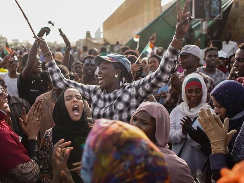 Sudanesische Demonstranten feiern die Verhaftung des langjährigen Präsidenten Omar al-Bashir durch die Streitkräfte. Foto: Ala Kheir