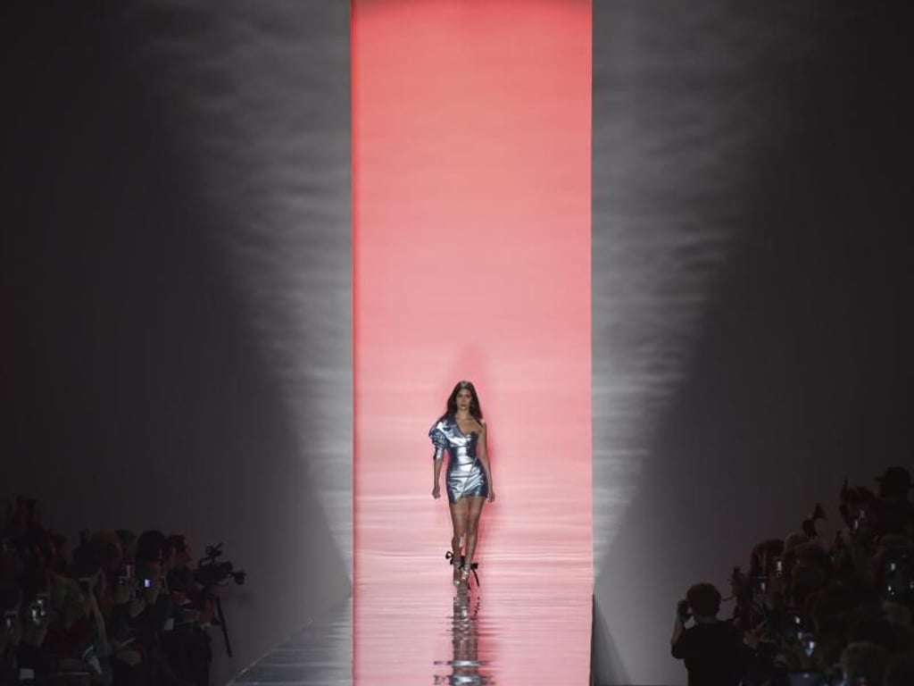 Model Bella Hadid sah bei der Vauthier-Show zauberhaft aus, die Musik dazu war eher gewöhnungsbedürftig. Foto: Zacharie Scheurer