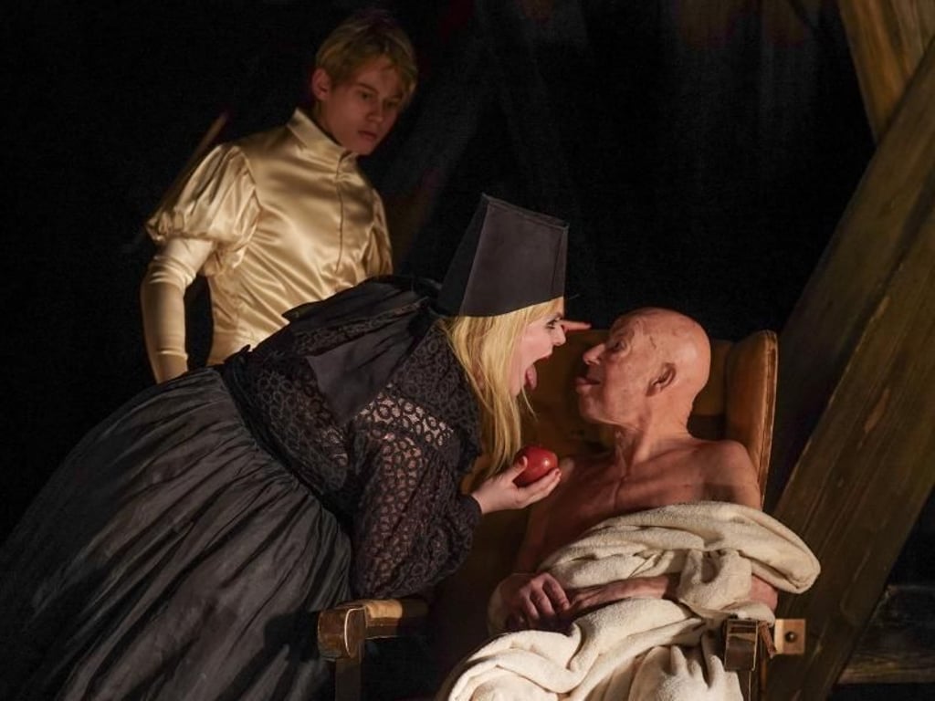 Rocco Mylord (l-r), Stefanie Reinsperger und Jürgen Holtz bei der Fotoprobe des Theaterstücks «Galileo Galilei - Das Theater und die Pest». Foto: Jörg Carstensen