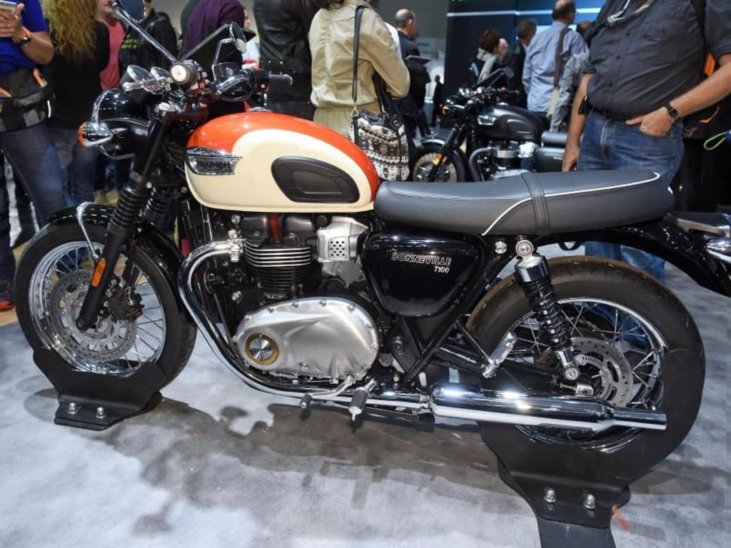 Auch Triumph kann sich dem Retro-Trend nicht entziehen: Mit dem neuen Bonneville-Modell T100 hat die britische Motorradschmiede eine klassisch geschnittene Maschine zur Intermot nach Köln gebracht. Foto: Henning Kaiser