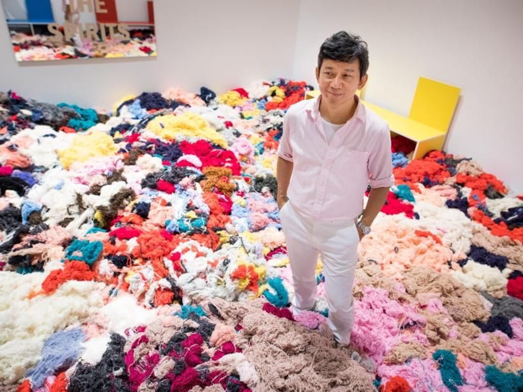 Der thailändische Künstler Surasi Kusolwong in seiner Installation «Golden Ghost». Foto: Frank Rumpenhorst