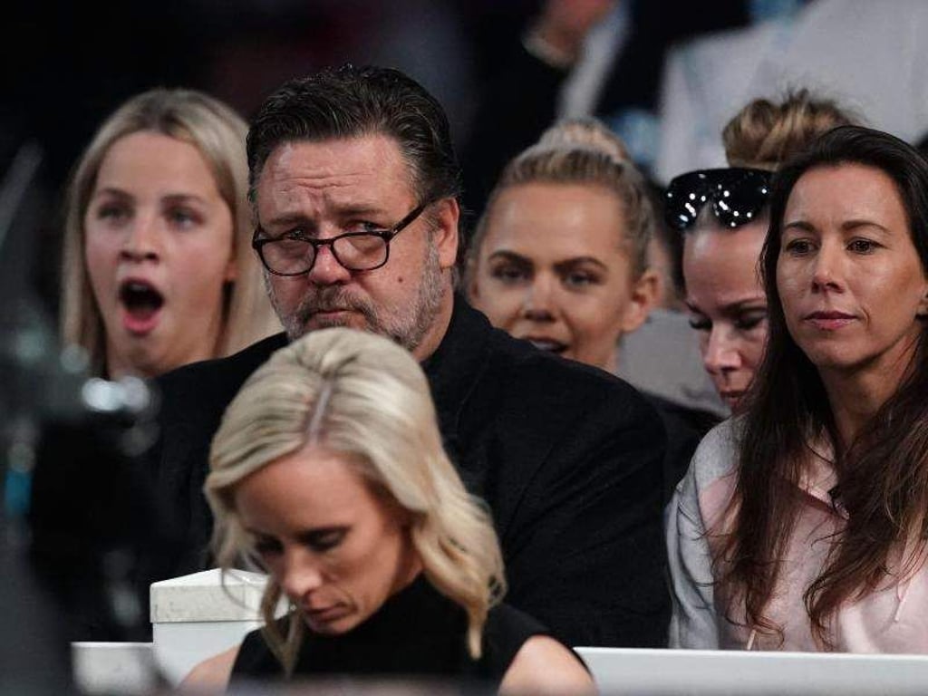 Mit versteinerter Miene verfolgt Russell Crowe das Spiel. Foto: Scott Barbour/AAP