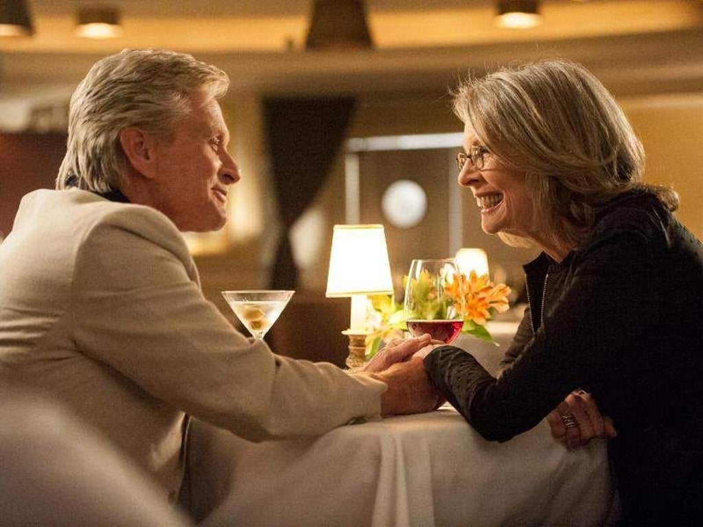 Leah (Diane Keaton) und ihr mürrischer Nachbar Oren Little (Michael Douglas) sind in «Das grenzt an Liebe» ein ungleiches Paar. Dennoch knistert es zwischen den beiden. Foto: ARD/Degeto/ASIG PRODUCTIONS