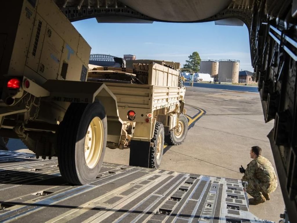 Verladung eines Militärfahrzeugs in den Frachtraum eines C-17 Globemaster III. Foto: Airman 1st Class Zoe Wockenfuss/U.S. Air Force/AP