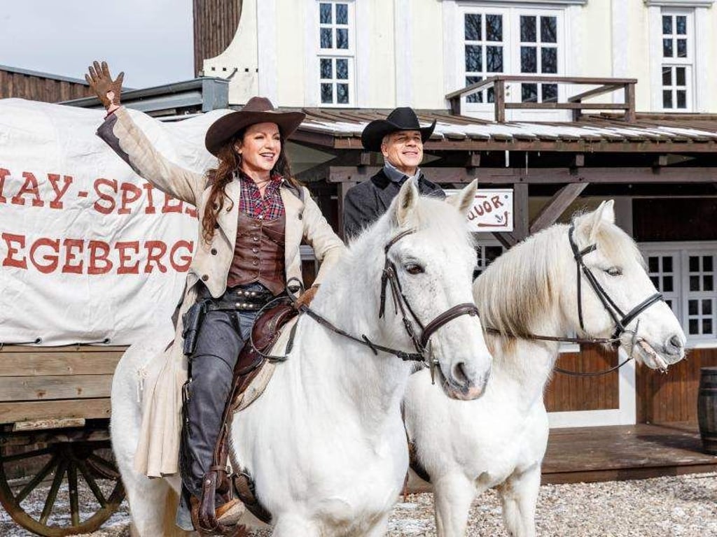 Christine Neubauer und Karsten Speck hoch zu Ross in Bad Segeberg. Foto: Markus Scholz