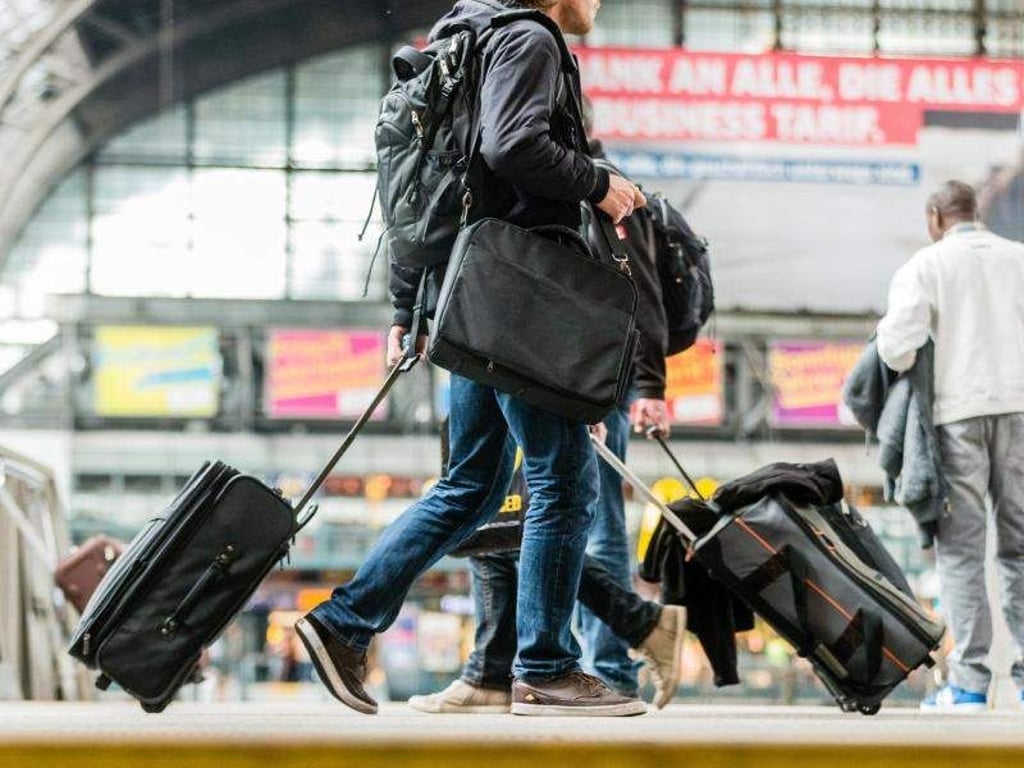 Reisende mit Gepäck am Hauptbahnhof in Hamburg - jeder darf in der Bahn mitnehmen, was er tragen kann. Foto: Markus Schol