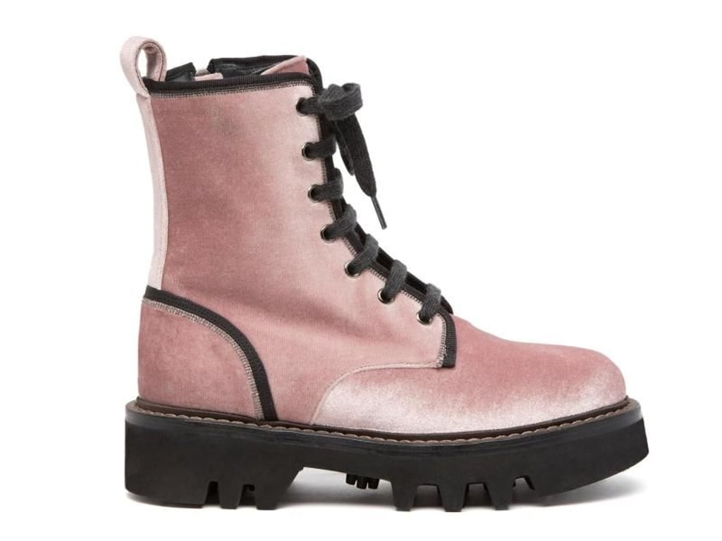 Die Form ist auf keinen Fall feminin, die Farbe und das Material dafür umso mehr: Einst den Männern vorbehaltene Arbeiterstiefel erobern zunehmend die Frauenmode. Brunello Cucinelli ziert sie dafür in rosa Samt (ca. 1290 Euro). Foto: Brunello Cucinelli/dpa-tmn