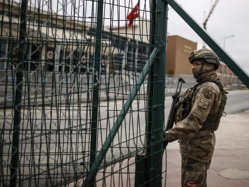 Türkische Soldaten stehen vor dem Gefängniskomplex, in dem Deniz Yücel mehr als ein Jahr in der Türkei inhaftiert war. Foto: Emrah Gurel/AP