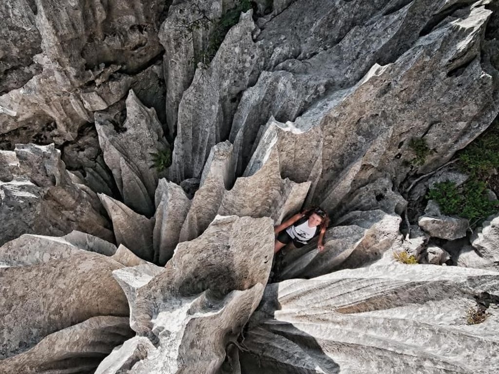 Karst-Zauberland: Tiefe Dolinen durchziehen Teile des Gebirges. Foto: CNTB/Aleksandar Gospic