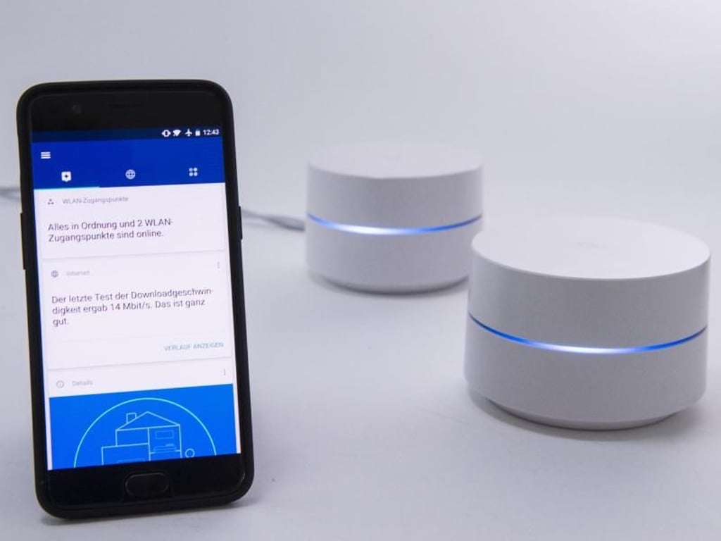 Konfiguration und Steuerung von Google Wifi erfolgen per App. Sie zeigt auch den Betriebszustand an und gibt zahlreiche Diagnoseoptionen. Foto: Lino Mirgeler/dpa-tmn