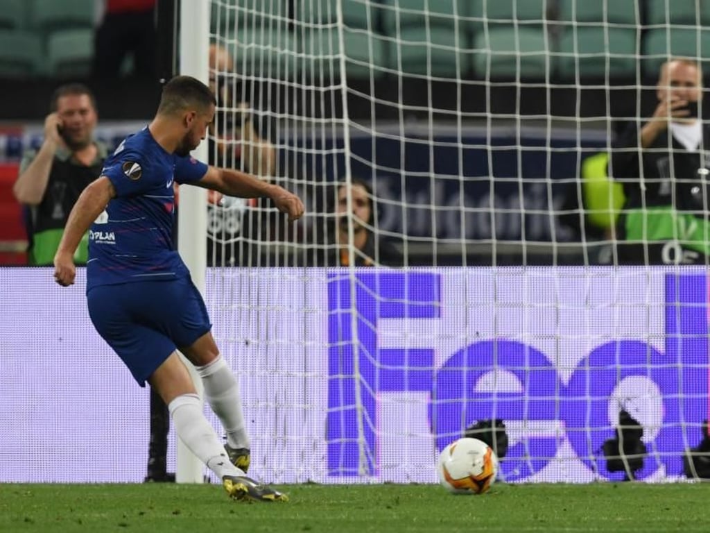 Eden Hazard (l) trifft per Elfmeter zum 3:0 für Chelsea. Foto: Arne Dedert