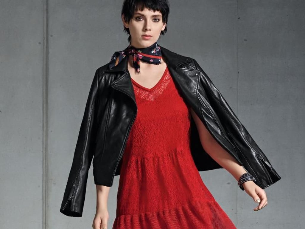 Der «Schneewittchen-Typ» mit schwarzem Haar und heller Haut sollte zu einem kühlen, intensiven Rot greifen, hier ein Beispiel aus der Kollektion von Marc Cain (Kleid ca. 150 Euro). Foto: Marc Cain