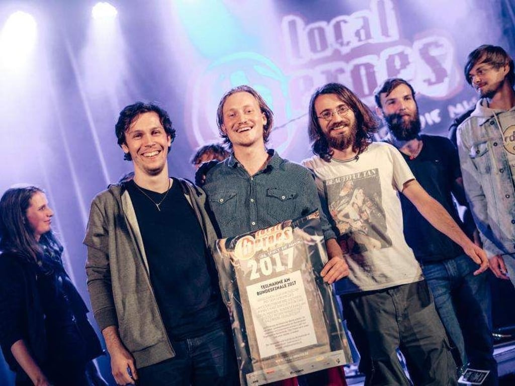 Die Band Elephant's Foot halten eine Siegerurkunde. Foto: Christoph Eisenmenger/local heroes/Archiv